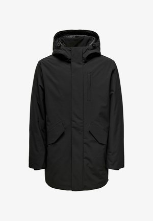 Giacca impermeabile nera con cappuccio, dotata di una zip frontale, due tasche laterali e una tasca sul petto. Texture liscia, design minimalista.