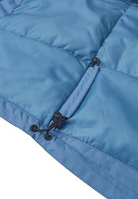 Blå polstret jakke med glat stof, elastisk snorelukning og en lynlåslomme. Teksturen er blød med en blank finish.