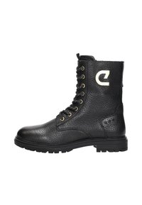 Zwarte leren veterschoenen met een gestructureerde afwerking, gouden hardware-accenten en een uitgesproken profielzool, met een logo aan de zijkant.