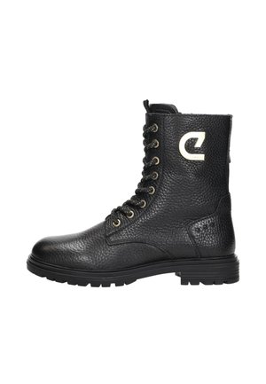 Zwarte leren veterschoenen met een gestructureerde afwerking, gouden hardware-accenten en een uitgesproken profielzool, met een logo aan de zijkant.