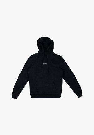 Musta huppari, jossa on etutasku, kiristettävät nyörit ja valkoinen logo yksityiskohta rinnassa. Valmistettu pehmeästä kankaasta, jossa on joustavat hihansuut ja helma.