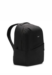 Sort Nike rygsæk med rund form, dobbelt lynlås og en frontlomme. Fremstillet af letvægtsstof med glat tekstur, med justerbare stropper.
