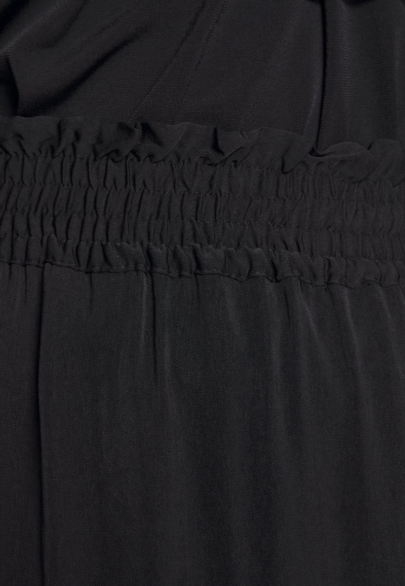 Jupe patineuse en velours noire Monki, €23 | Asos | France
