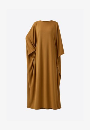 Bruine, vloeiende jurk met een ronde halslijn en korte, brede mouwen. Heeft een zachte stof met geplooide details en een verlengde silhouet.