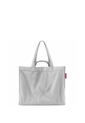 Grijze geribbelde stoffen tas met twee lange hengsels en een klein rood merklabel aan de zijkant, rechtopstaand op een witte achtergrond.