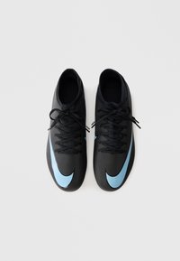 Pari di scarpe da ginnastica nere con loghi swoosh blu chiaro, lacci neri e colli alti su uno sfondo bianco.