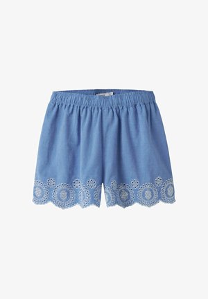 Shorts de algodón azul claro con cinturilla elástica y detalle de dobladillo con borde festoneado y bordado floral blanco.