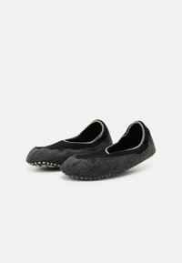 Scarpe slip-on in feltro nere e grigie con suole texturizzate, punte rotonde e un design senza cuciture. Presenta una parte superiore nera a contrasto.