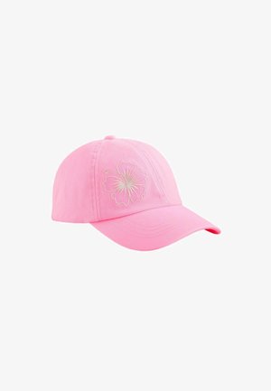 Cappellino da baseball rosa con fiore di ibisco bianco ricamato sul pannello frontale, caratterizzato da una visiera curva e fori di ventilazione cuciti.