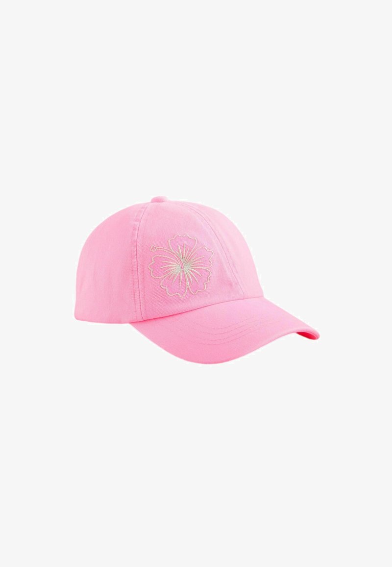 Casquette de baseball rose avec une fleur d'hibiscus blanche brodée sur le panneau avant, dotée d'une visière courbée et de trous de ventilation cousus.