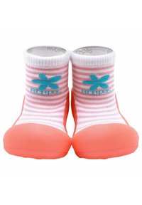 Calcetines de niño a rayas rosas y blancas con una suela de goma coral. Presentan un logo floral azul y una parte superior de textil suave para mayor comodidad.