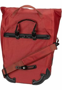 Roter wasserdichter Rucksack mit Rolltop-Design, schwarzem Zubehör und flachem Griff. Verfügt über verstellbare Träger und schützende Eckenakzente.