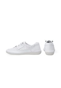Weiße perforierte Schuhe mit einem strukturierten Lederobermaterial, flacher Sohle und elastischem Verschluss für ein einfaches An- und Ausziehen. Minimalistisches Design ohne auffällige Akzente.