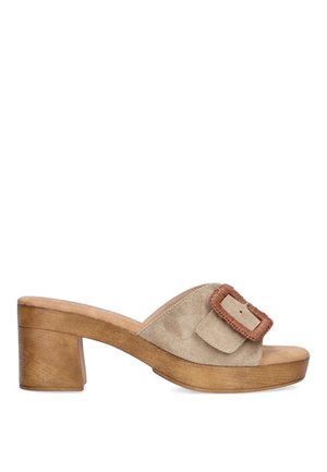 Sandalia de plataforma de ante en beige con un acento de hebilla trenzada en marrón. Presenta un tacón grueso de madera y un diseño de punta abierta.