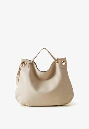 Borsa a mano in pelle beige con manico superiore singolo e dettagli metallici circolari dorati vicino agli attacchi del manico.