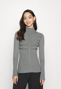 Grå langermet poloegenser med ribbestruktur, som har horisontale striper over brystet og en slim fit-design.