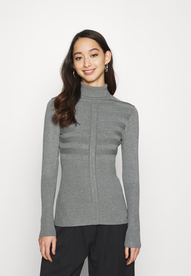 Grå langermet poloegenser med ribbestruktur, som har horisontale striper over brystet og en slim fit-design.