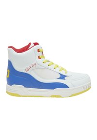 Vysoká teniska z bielej kože s modrými akcentmi, červeným golierom, žltými šnúrkami a sieťovinovými panelmi s textúrovanou podrážkou.