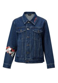 Chaqueta de mezclilla en azul oscuro con cuello tradicional, bolsillos frontales, botones plateados y diseño de corazón bordado en la manga izquierda.
