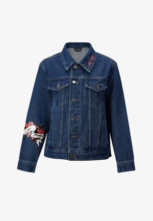 Dunkelblaue Jeansjacke mit traditionellem Kragen, Vorderaschen, silbernen Knöpfen und gesticktem Herzdesign auf dem linken Arm.