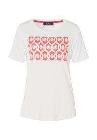 Witte kurzemouwen t-shirt met een geometrisch patroon in koraal en zilver over de borst. Zachte stof met een ronde halslijn.