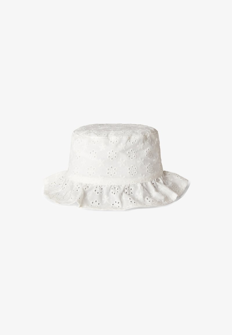 Chapeau de seau en coton blanc avec des motifs floraux brodés, un sommet rond et un bord volanté. Le tissu texturé ajoute un intérêt visuel.