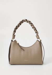 Ročna torbica z ročajem iz pletenega usnja v mehki bež barvi, z zaobljeno obliko in subtilnim zlato oblogo logotipa. Gladek tekstura z minimalno kovinsko opremo.