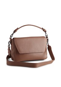 Brun læder crossbody taske med klaplukning, struktureret overflade, justerbar skulderrem og metaldetaljer. Kompakt og rektangulær form.