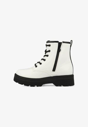 Witte veterschoenen tot de enkel met zwarte accenten, zijritsen, een gestructureerde rubberen zool en een gladde synthetische bovenkant.
