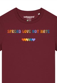 Bordeaux katoenen t-shirt met meerkleurige tekst "SPREAD LOVE NOT HATE" boven een rij van zes kleurrijke harticonen.