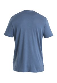 Korte erm skjorte med rund hals i en ensfarget blå farge. Laget av mykt stoff med en jevn tekstur. Ingen synlige mønstre eller detaljer.