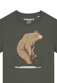 Olijfgroene t-shirt met een afbeelding van een bruine beer die op een rode fiets rijdt. Het ontwerp is gecentreerd op de voorkant, met een eenvoudige achtergrond.
