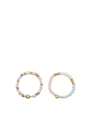 Zwei runde Perlenarmbänder mit pastellrosa, blauen, weißen und goldenen Perlen, darunter kleine Perlen und zylindrische Goldakzente.