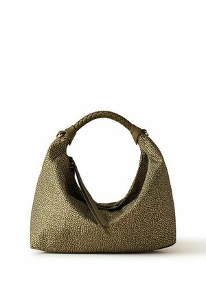 Borsa a mano verde oliva con texture, con manico intrecciato e cursore laterale della cerniera, mostrata su sfondo bianco.