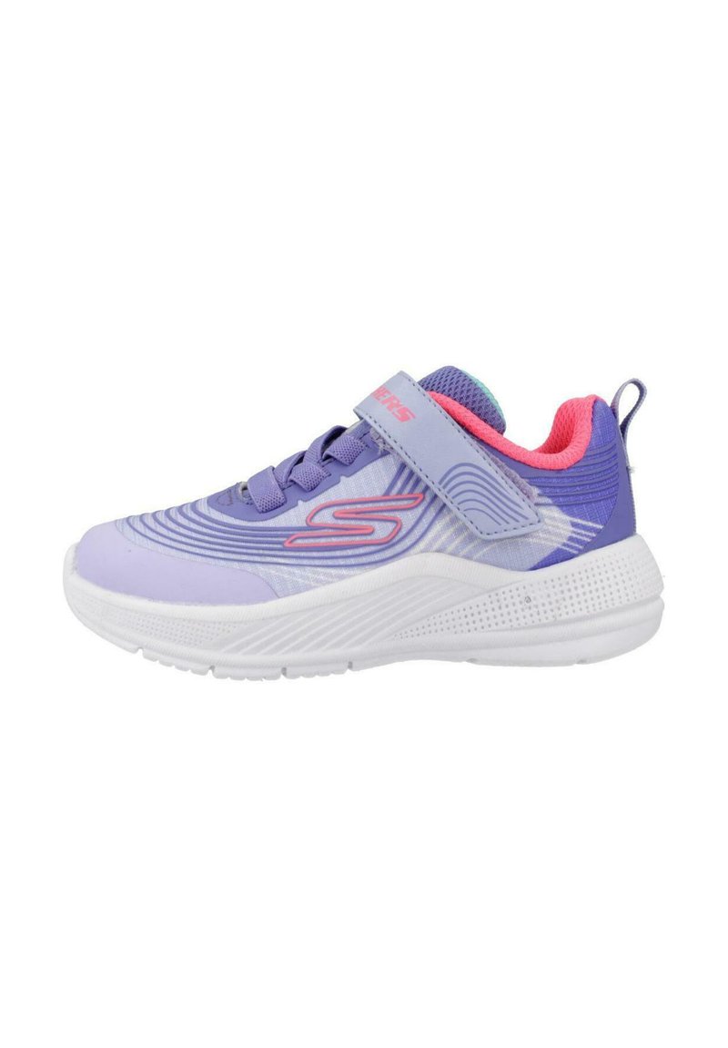 Zapatilla deportiva de color púrpura claro con parte superior de malla, acentos en rosa, una correa de Velcro y suela blanca; presenta patrones ondulados para mayor textura.