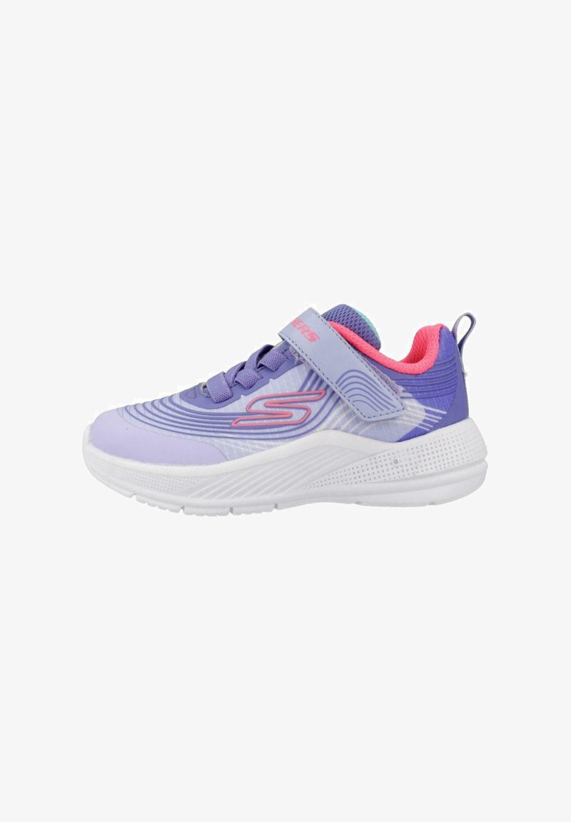 Zapatilla deportiva de color púrpura claro con parte superior de malla, acentos en rosa, una correa de Velcro y suela blanca; presenta patrones ondulados para mayor textura.