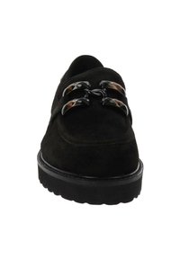 Mocassino in suede nero con punta arrotondata, dotato di due accenti lucidi in tartaruga e una suola in gomma spessa per una maggiore aderenza.