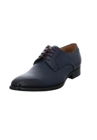 Chaussure habillée en cuir bleu marine avec un bout pointu, des lacets bordeaux contrastants et un petit talon noir. Texture lisse et peu de détails.