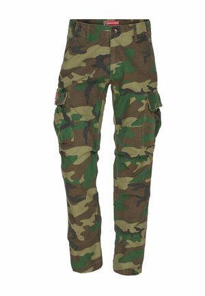 Pantalones cargo de camuflaje en verde y marrón. Cuenta con múltiples bolsillos, piernas rectas, cierre con botón y tejido duradero.