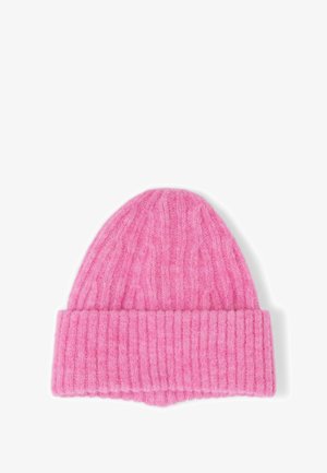 Zacht roze gebreide muts met geribbelde textuur en omgeslagen rand, ontworpen voor warmte en casual gebruik.