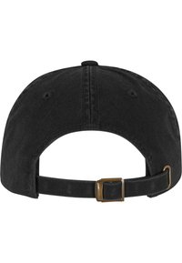 Cappellino nero con visiera curva, cinturino regolabile sul retro e tessuto testurizzato. Presenta una fibbia in metallo per la regolazione della taglia.