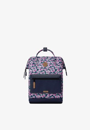 Rechteckiger Rucksack mit rosa und lila Blumenmuster, vordere navyblaue Tasche mit Reißverschluss und kleinem oberen Griff mit Druckknopfverschluss.