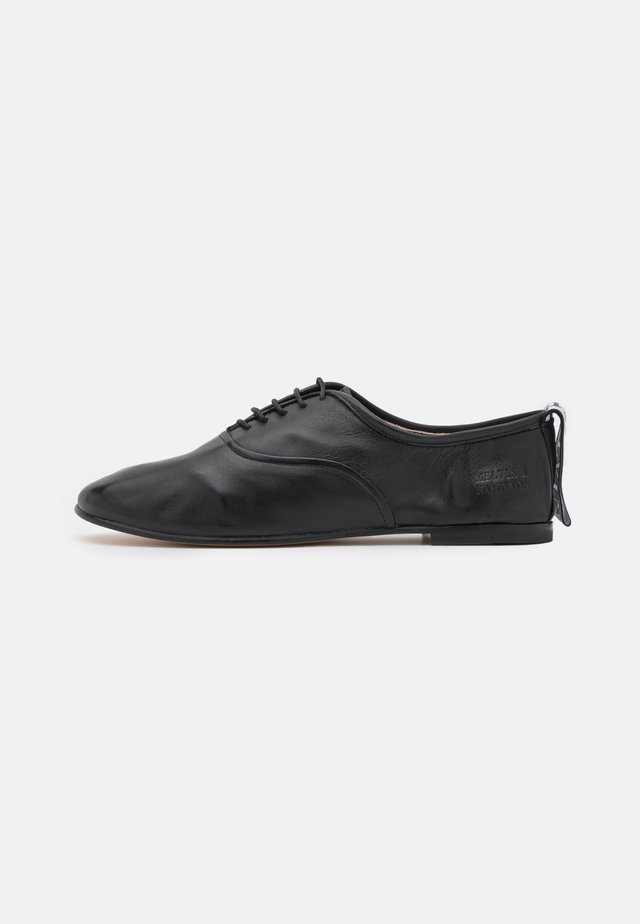 IRIS 13 - Snøresko - black/white/rich tan