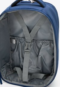 Modrý batoh s vnitřním prostorem pokrytým šedou textilií, nastavitelnými popruhy a elastickými kapsami pro organizaci. Zavírání na zip nahoře.