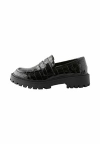 Czarne lakierowane loafersy z teksturą krokodyla, z masywną gumową podeszwą i przeszyciami na cholewce.