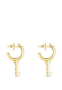 Orecchini a cerchio in oro con finitura testurizzata, con un accento di perla bianca pendente da ogni cerchio. Design circolare con un aspetto lucido.