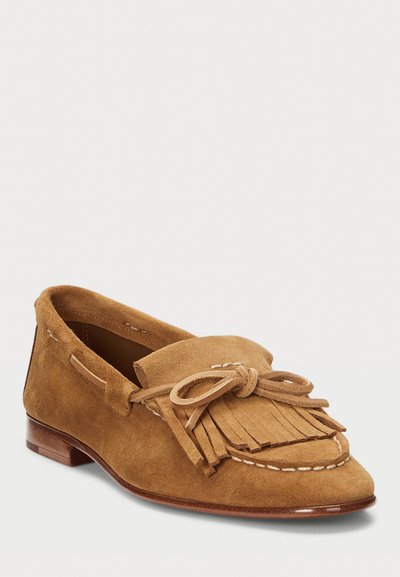 Kollane sametist loafers, ümmarguse varbaga, dekoratiivsete tõmbemetega, kontrastsete õmblustega ja madala virnastatud kontsaga. Sile sisepind.