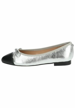 Ballet flat métallique argenté avec un bout noir, présentant un nœud à l'avant, une texture lisse et une semelle basse.