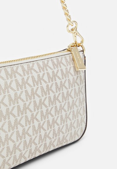 Sac bandoulière beige avec un motif de logos entrelacés "MK", matériel doré et finition texturée. Doté d'une chaîne dorée et d'une fermeture éclaire.