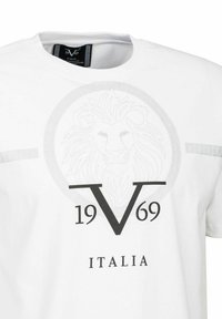 Witte katoenen t-shirt met een grijze leeuwgrafiek, "V69" en "ITALIA" gedrukt eronder, en decoratieve details op de mouwen.